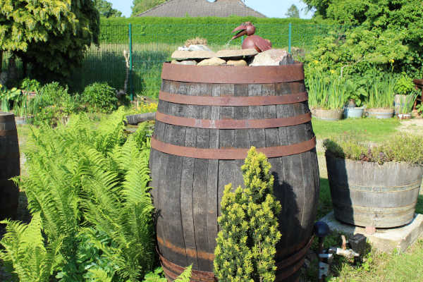 Rustikales Weinfass im Garten.