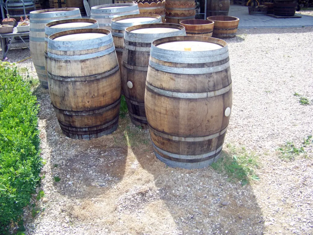 Gruppe Weinfässer