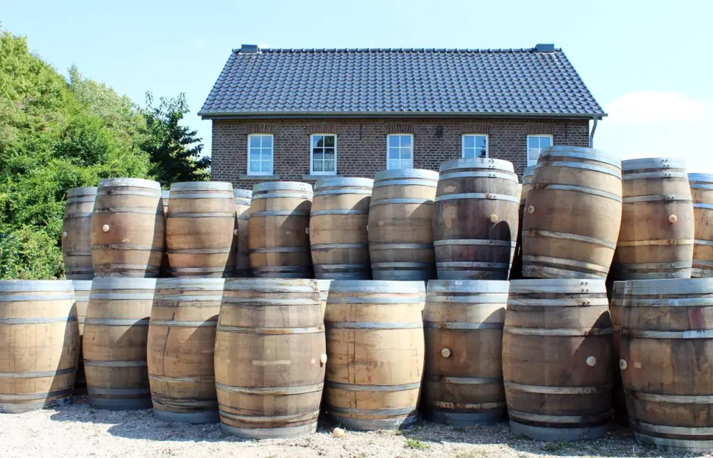 Weinfässer auf dem Hof